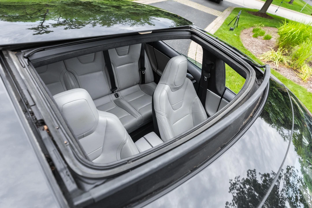 2015 Tesla Model S - Image 16 of 31