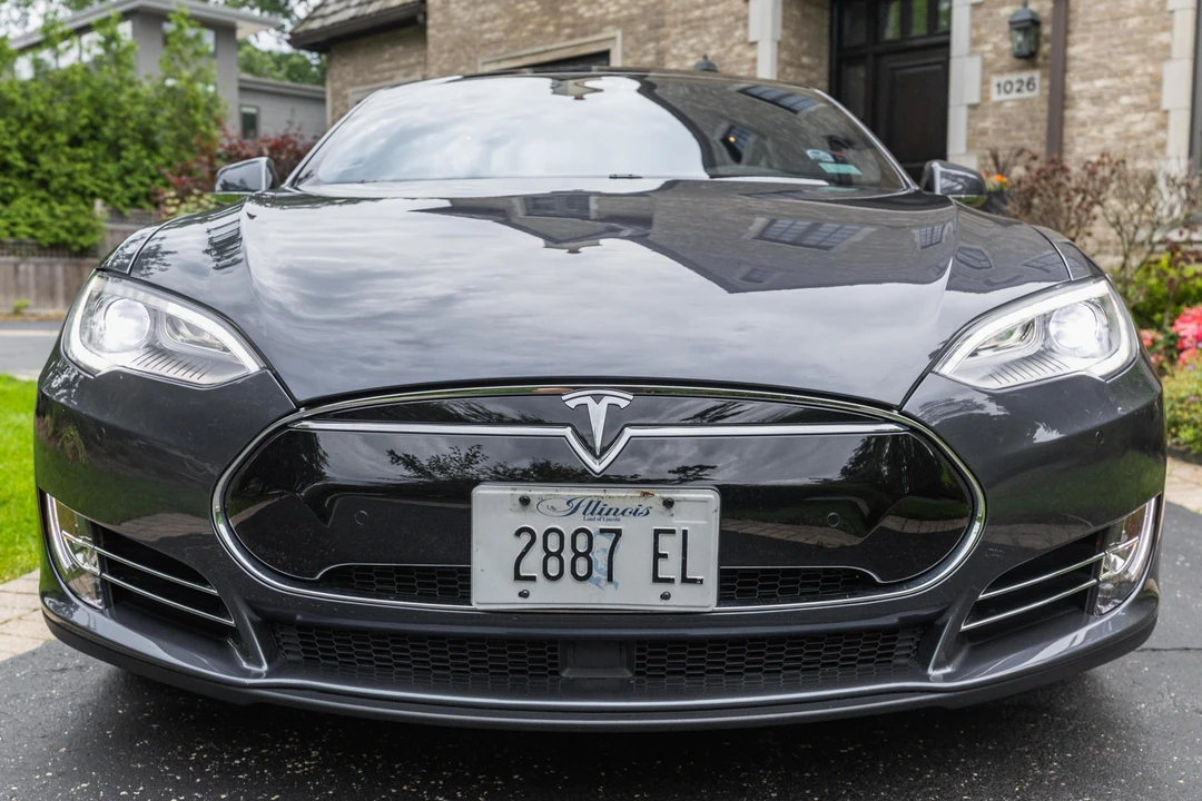 2015 Tesla Model S - Image 2 of 31