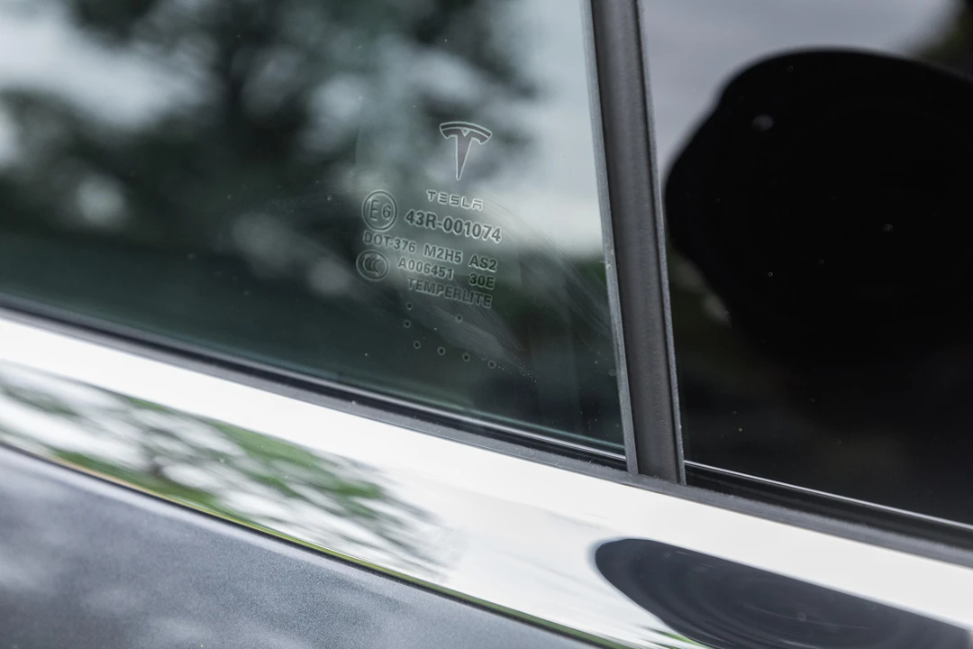 2015 Tesla Model S - Image 19 of 31