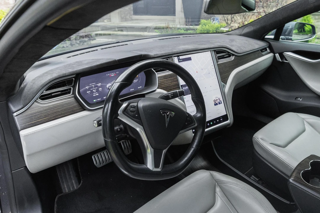 2015 Tesla Model S - Image 25 of 31