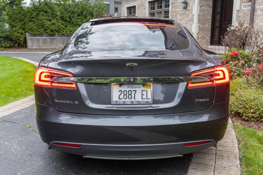 2015 Tesla Model S - Image 10 of 31