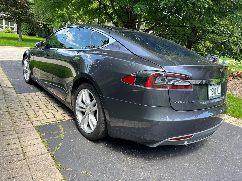 2015 Tesla Model S - Image 9 of 31