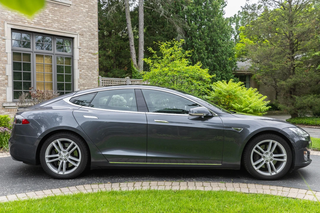 2015 Tesla Model S - Image 12 of 31