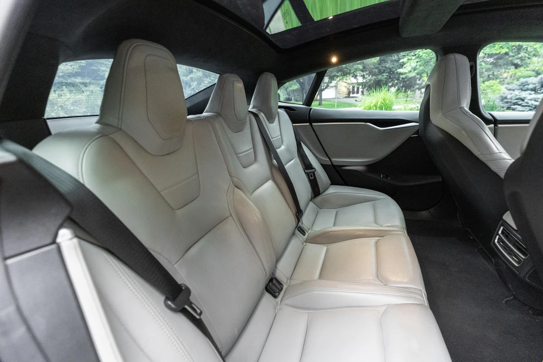 2015 Tesla Model S - Image 27 of 31
