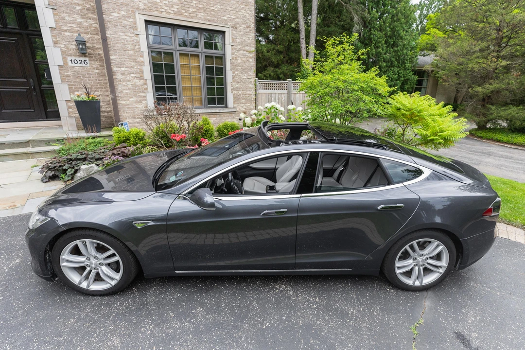 2015 Tesla Model S - Image 8 of 31