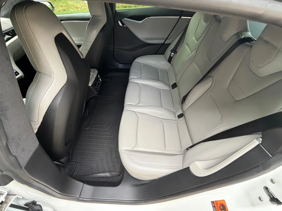 2015 Tesla Model S - Image 25 of 31