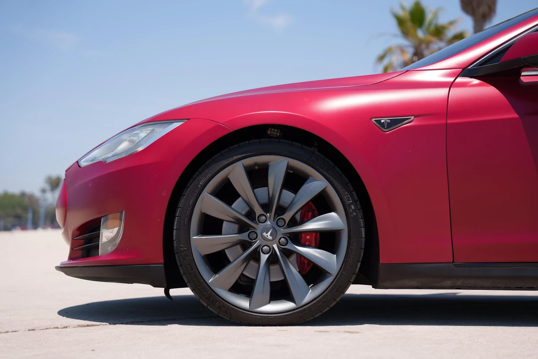 2015 Tesla Model S - Image 21 of 31