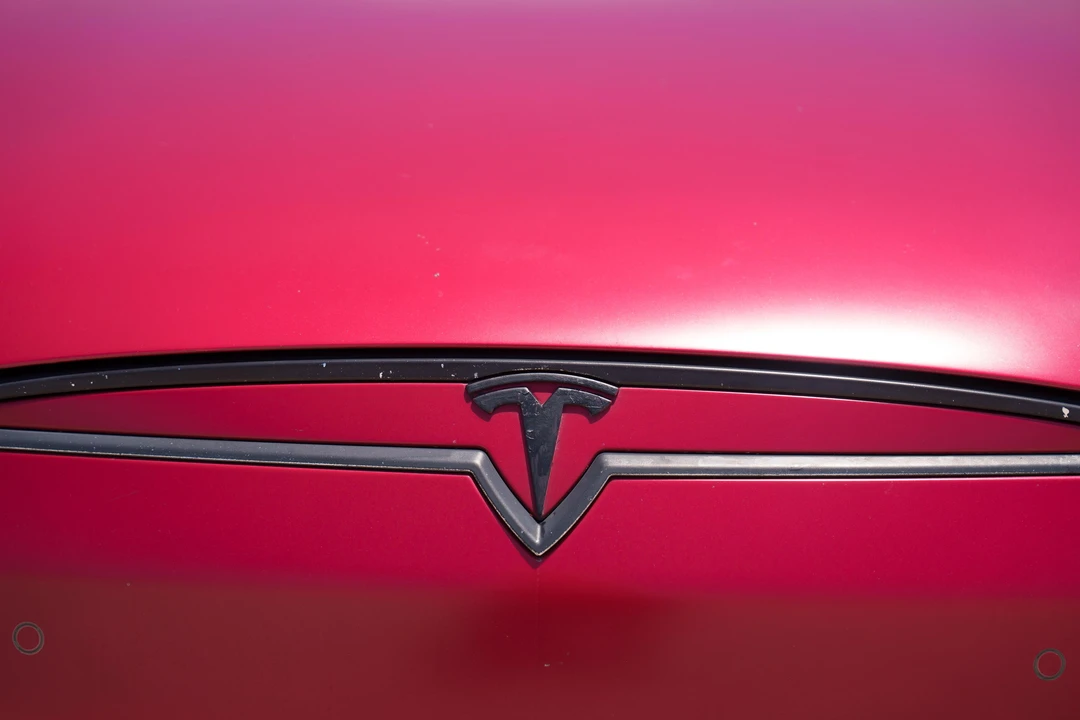 2015 Tesla Model S - Image 16 of 31