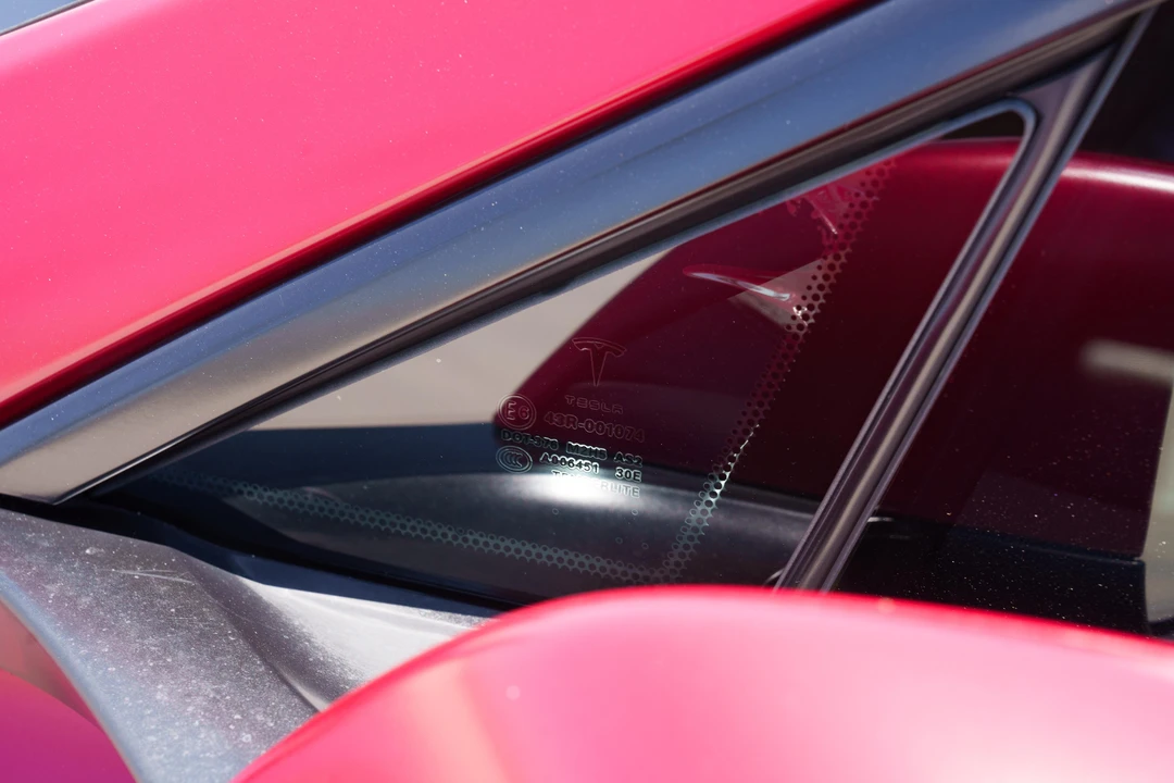 2015 Tesla Model S - Image 24 of 31