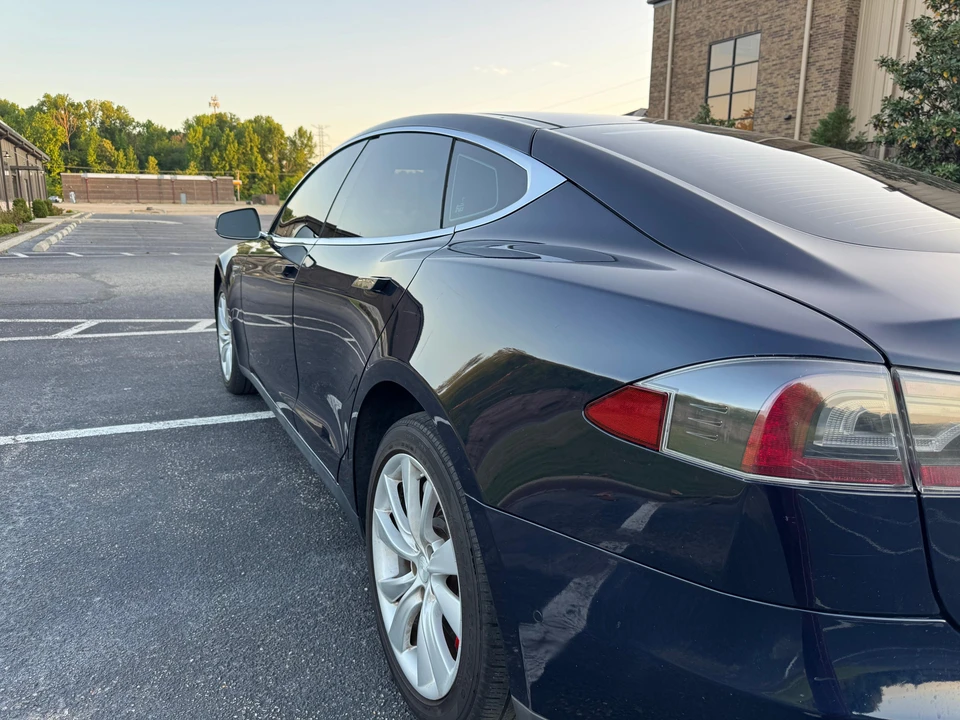 2015 Tesla Model S - Image 26 of 31