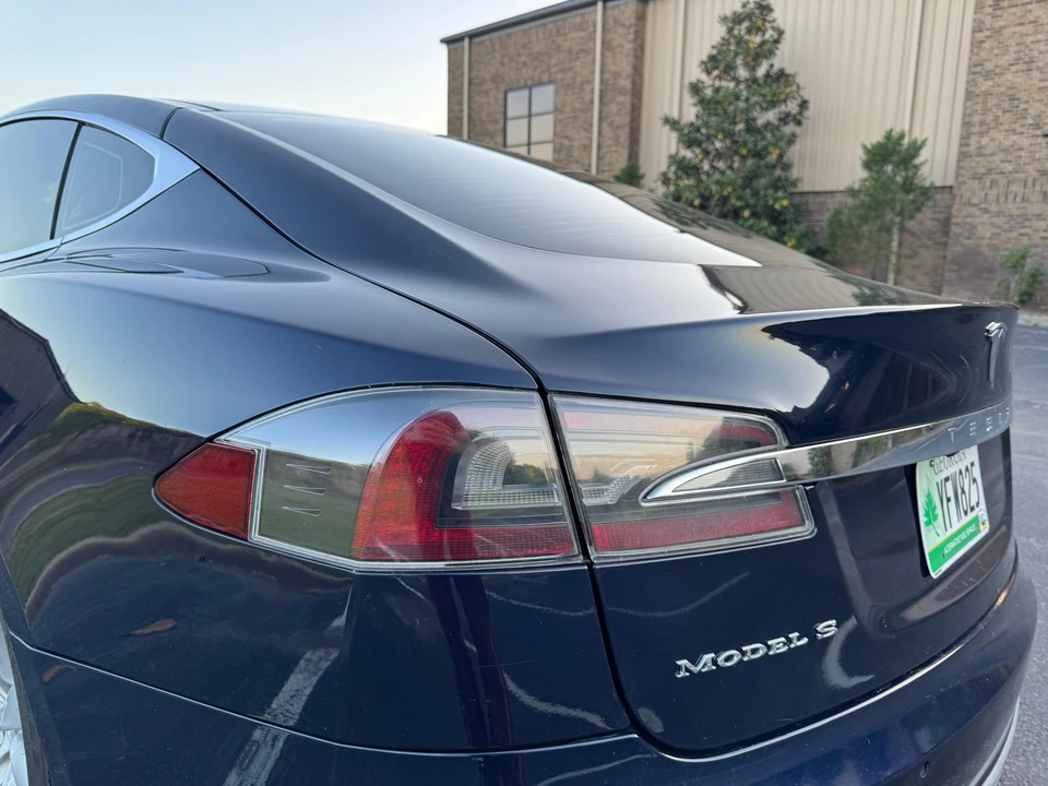 2015 Tesla Model S - Image 27 of 31
