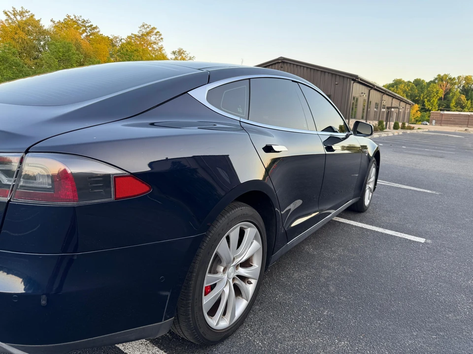 2015 Tesla Model S - Image 29 of 31
