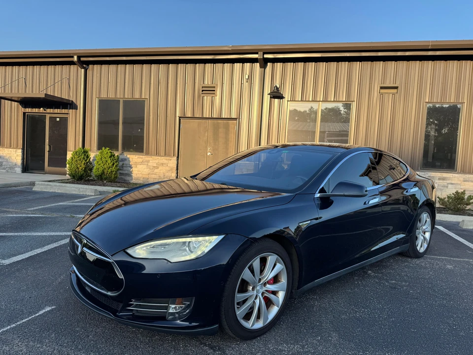 2015 Tesla Model S - Image 9 of 31