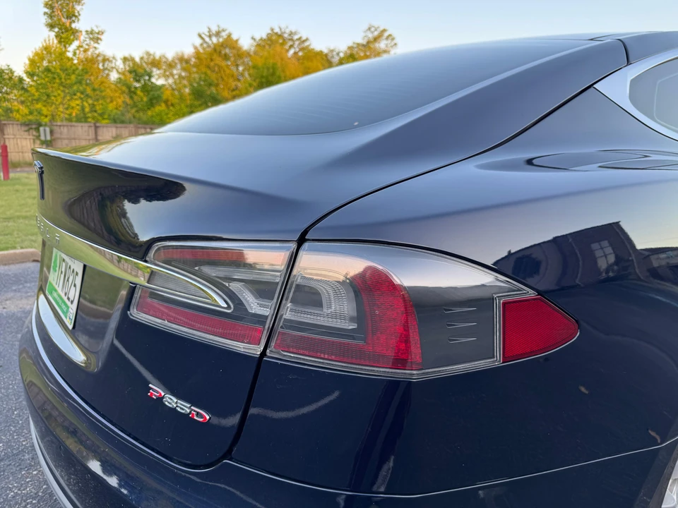 2015 Tesla Model S - Image 28 of 31