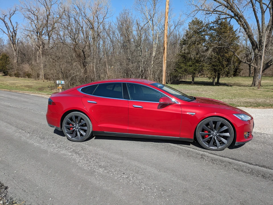 2015 Tesla Model S - Image 21 of 31