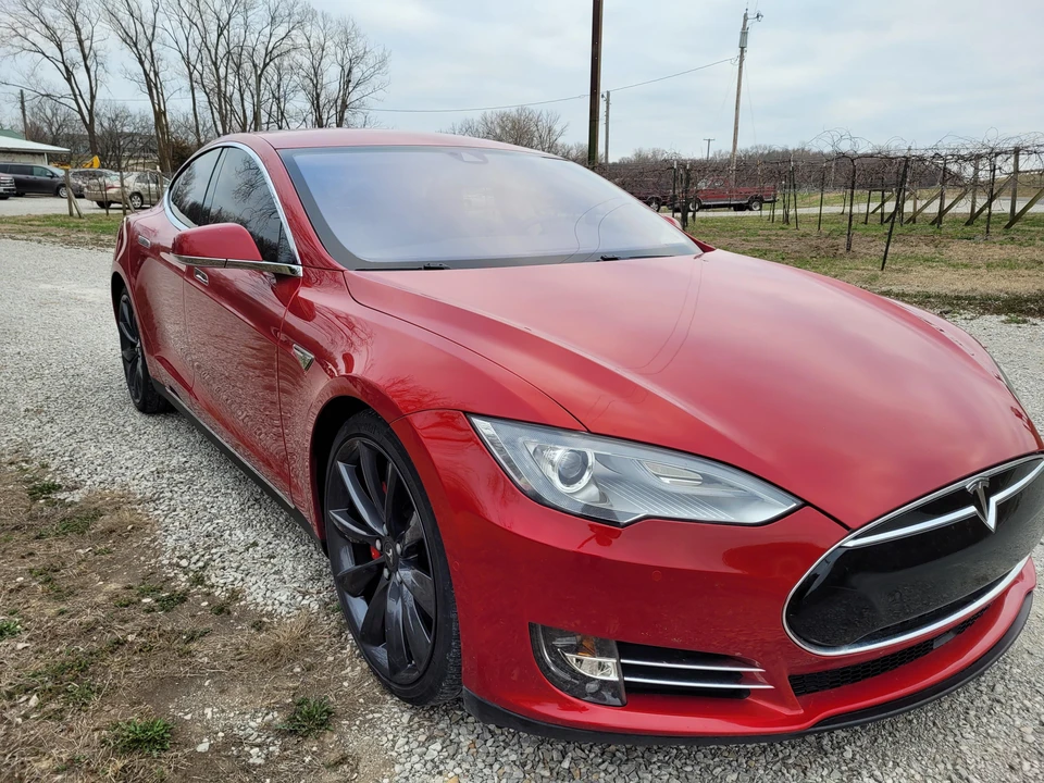 2015 Tesla Model S - Image 25 of 31