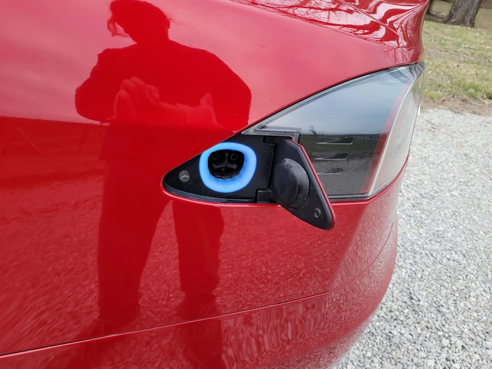 2015 Tesla Model S - Image 27 of 31