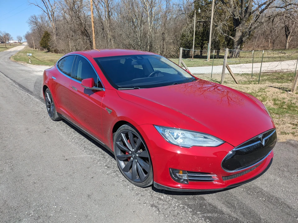 2015 Tesla Model S - Image 24 of 31