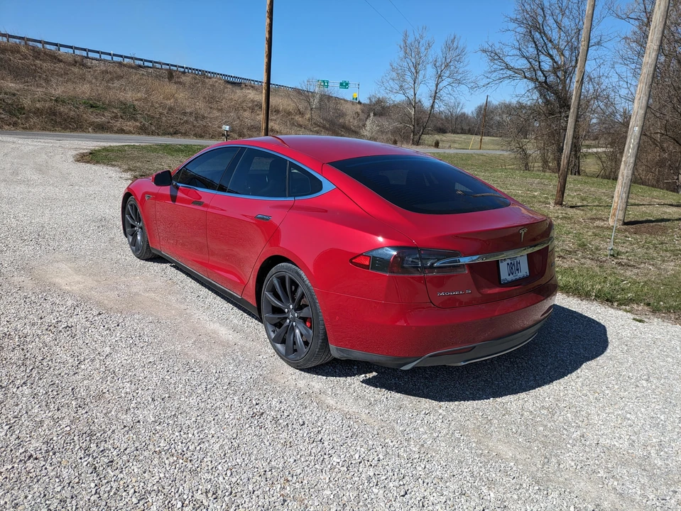 2015 Tesla Model S - Image 14 of 31