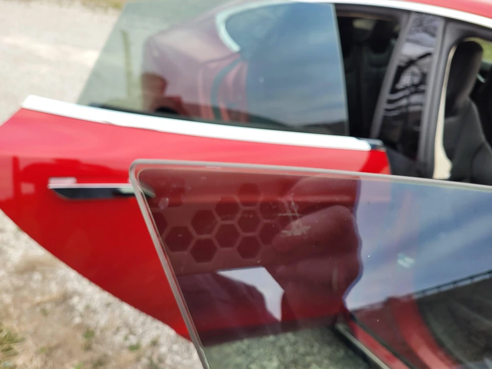 2015 Tesla Model S - Image 29 of 31