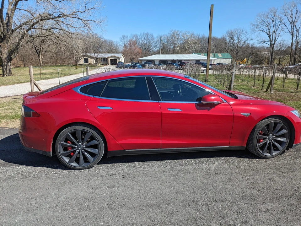 2015 Tesla Model S - Image 19 of 31