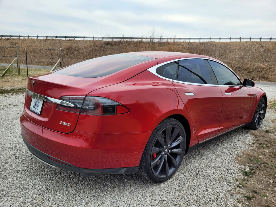 2015 Tesla Model S - Image 18 of 31