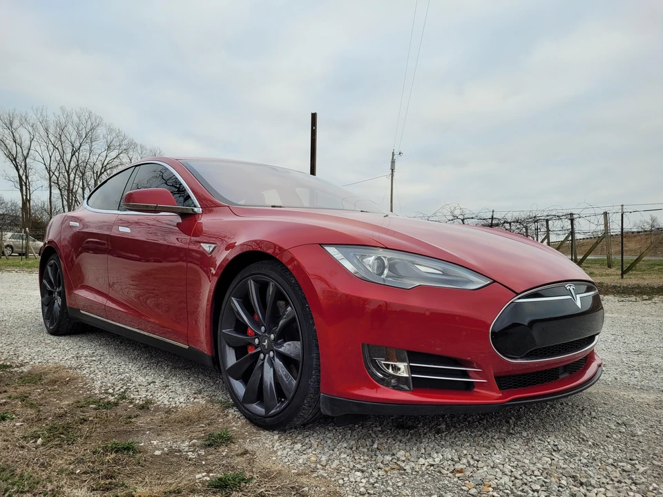 2015 Tesla Model S - Image 26 of 31