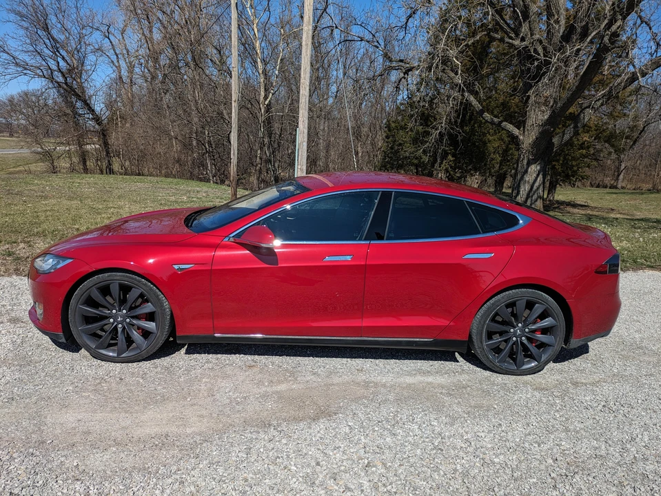 2015 Tesla Model S - Image 11 of 31