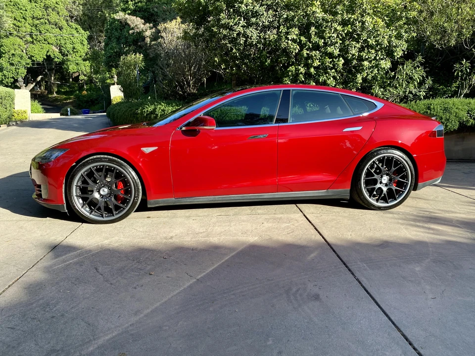 2015 Tesla Model S - Image 26 of 31