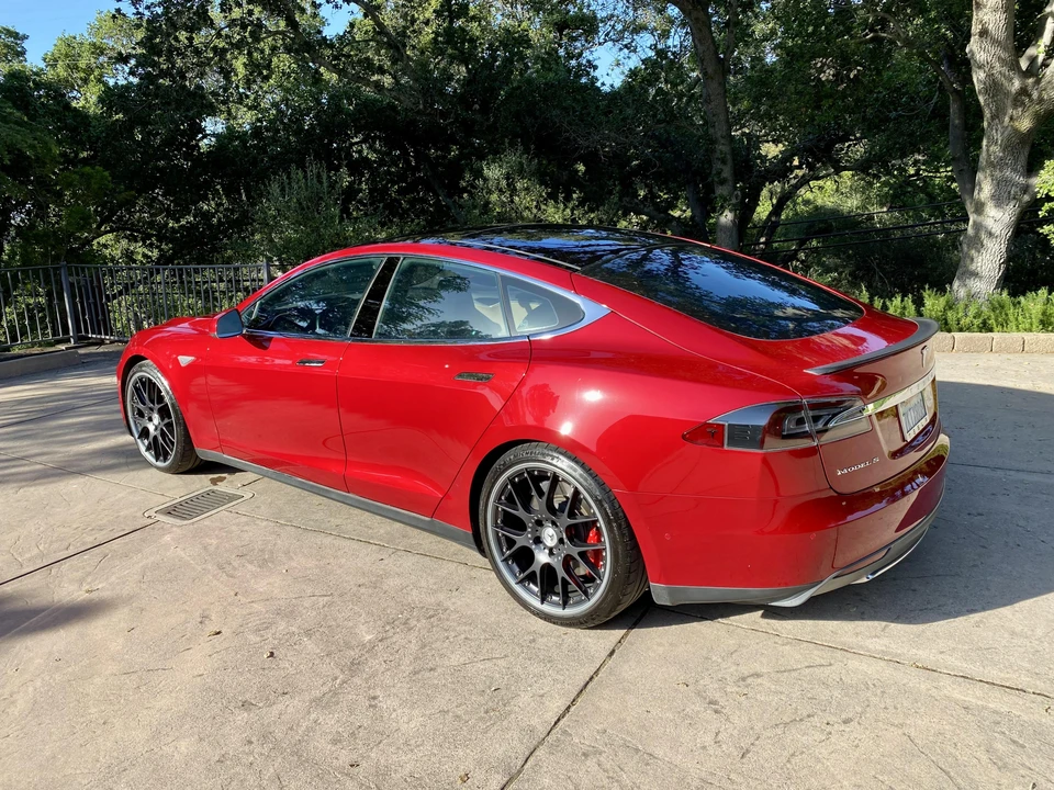 2015 Tesla Model S - Image 29 of 31