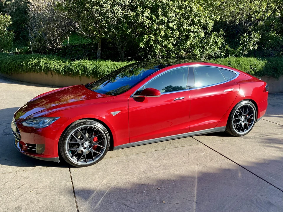 2015 Tesla Model S - Image 25 of 31