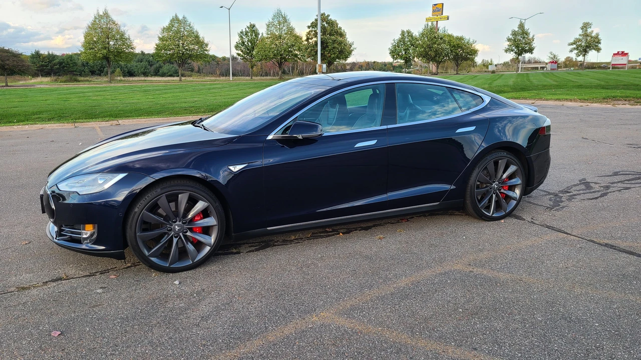 2015 Tesla Model S - Image 8 of 31