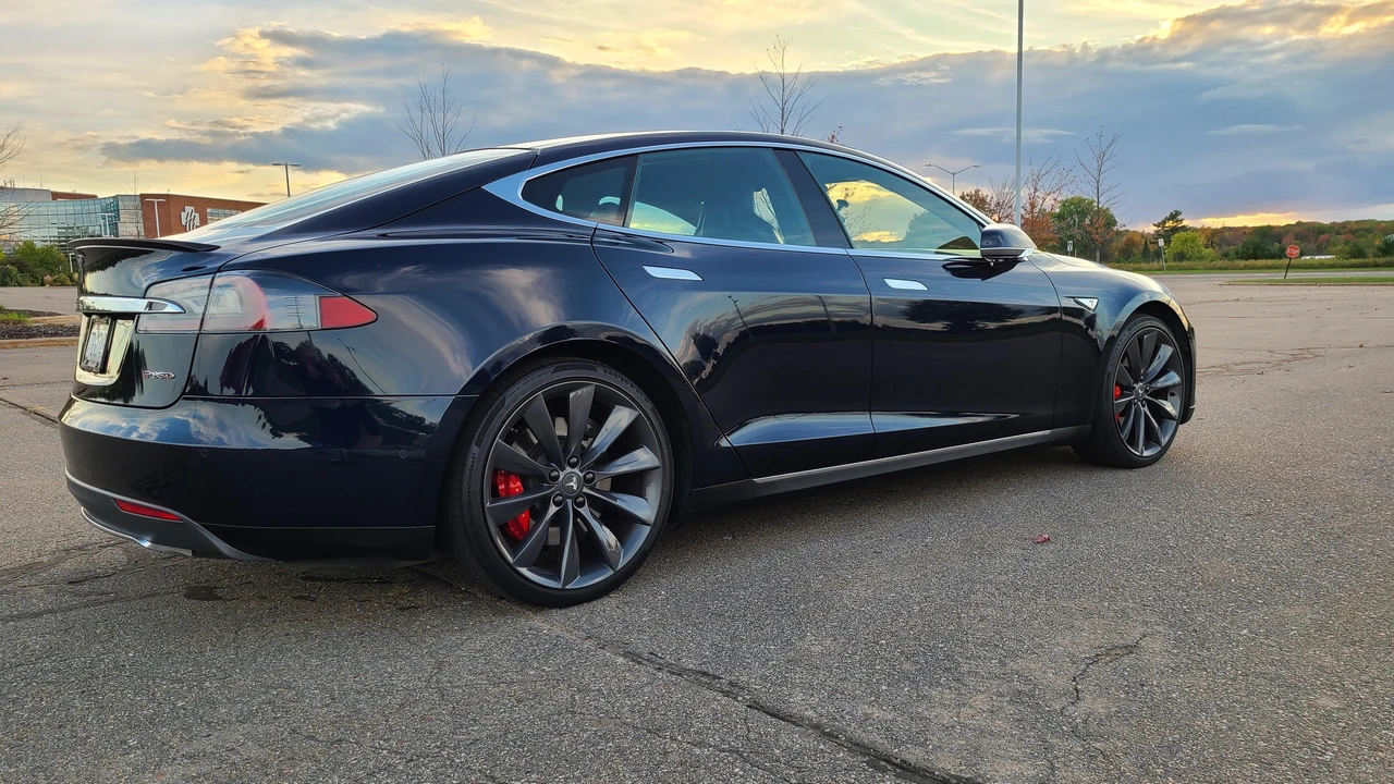 2015 Tesla Model S - Image 14 of 31