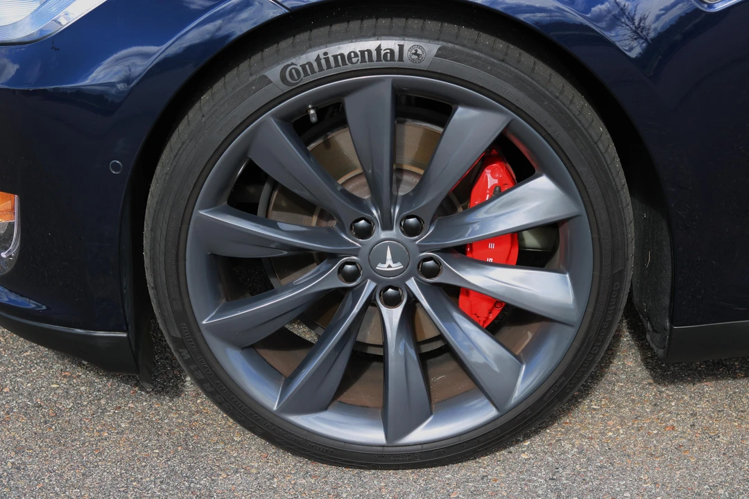 2015 Tesla Model S - Image 29 of 31