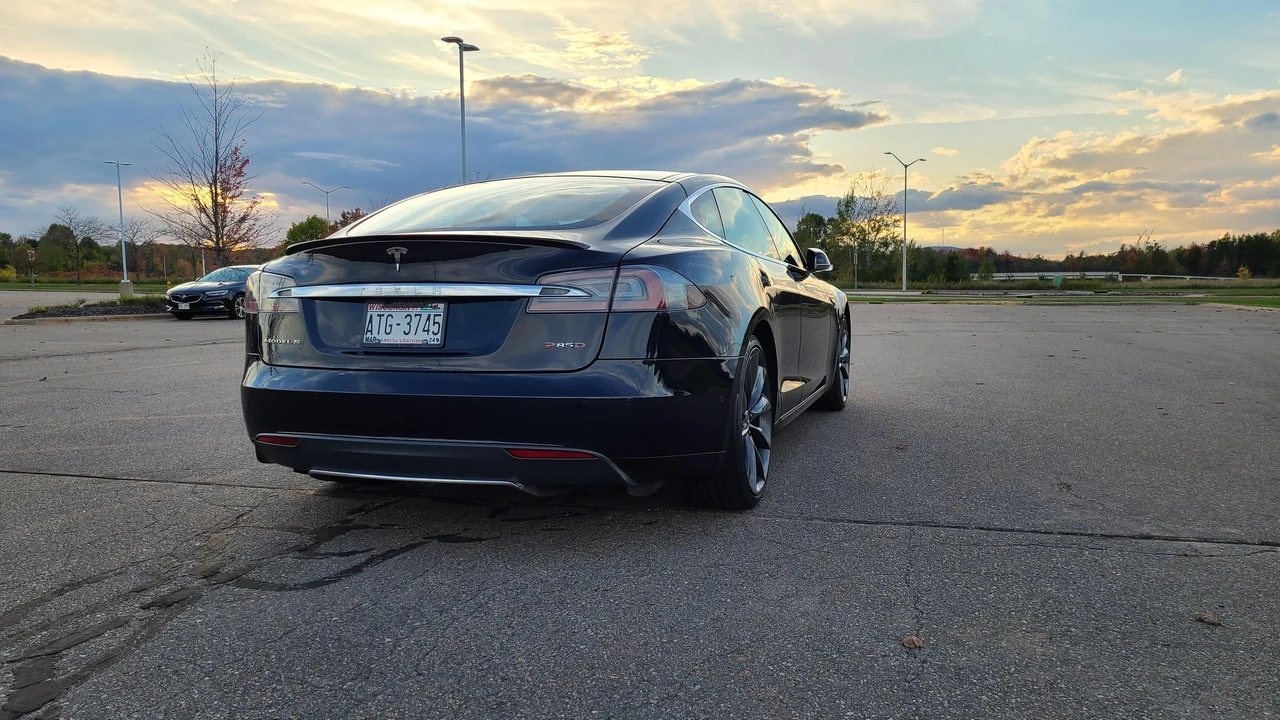 2015 Tesla Model S - Image 11 of 31