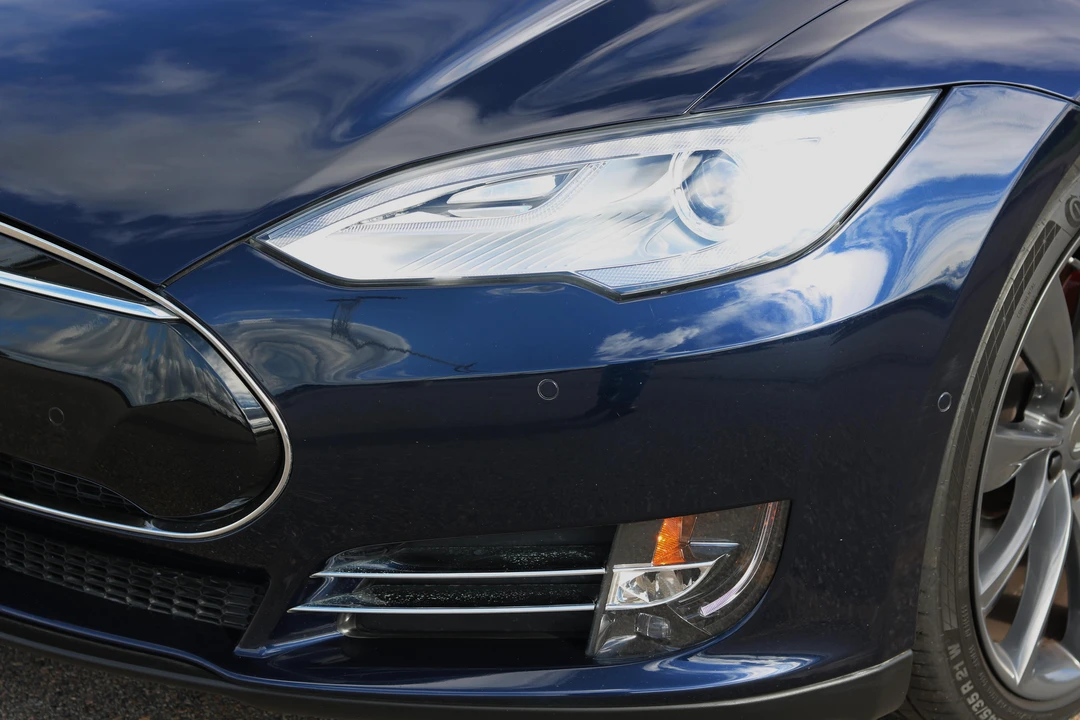 2015 Tesla Model S - Image 16 of 31