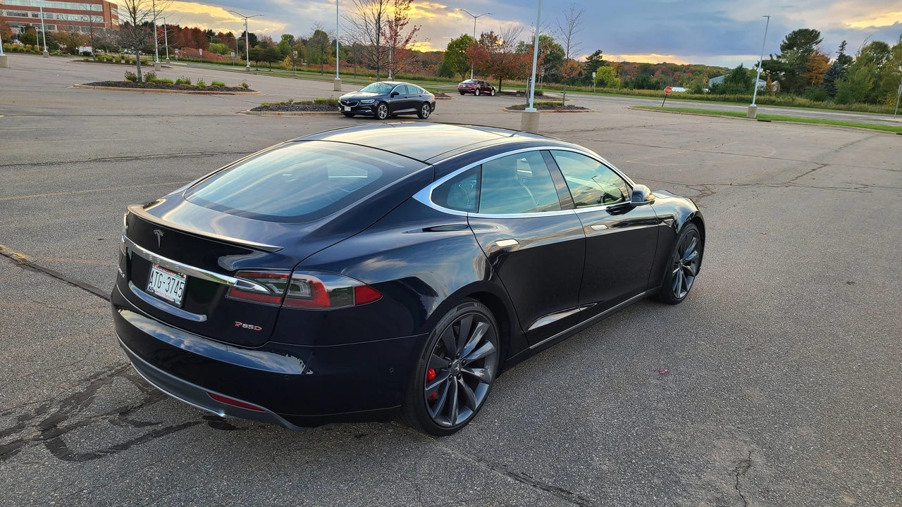 2015 Tesla Model S - Image 13 of 31