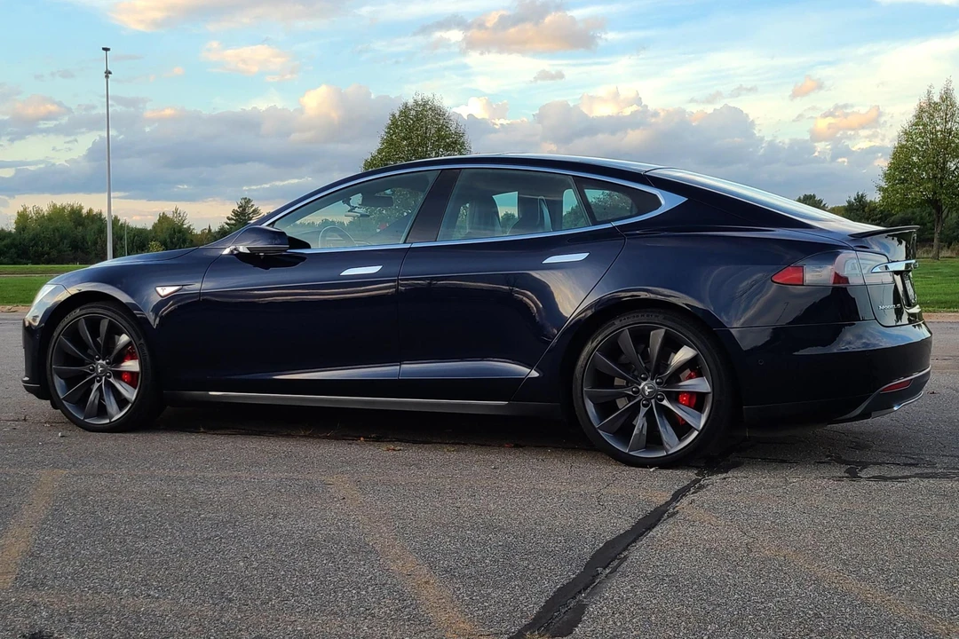 2015 Tesla Model S - Image 9 of 31