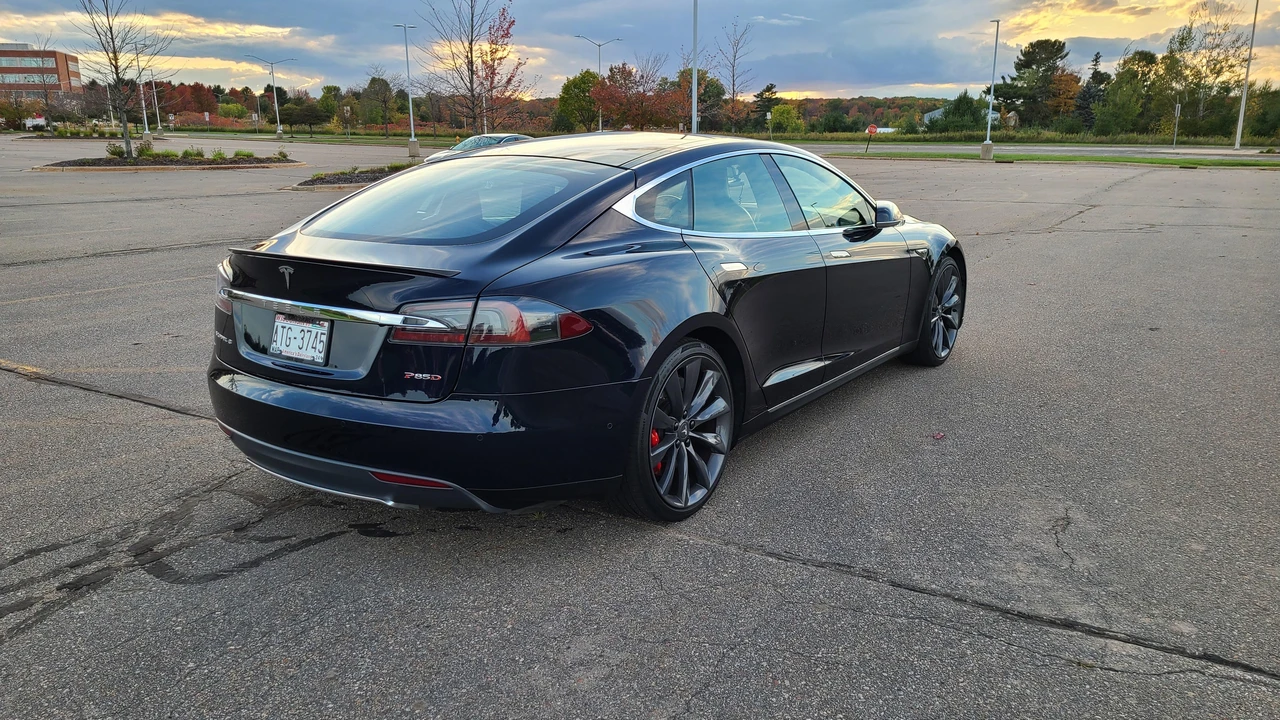 2015 Tesla Model S - Image 12 of 31