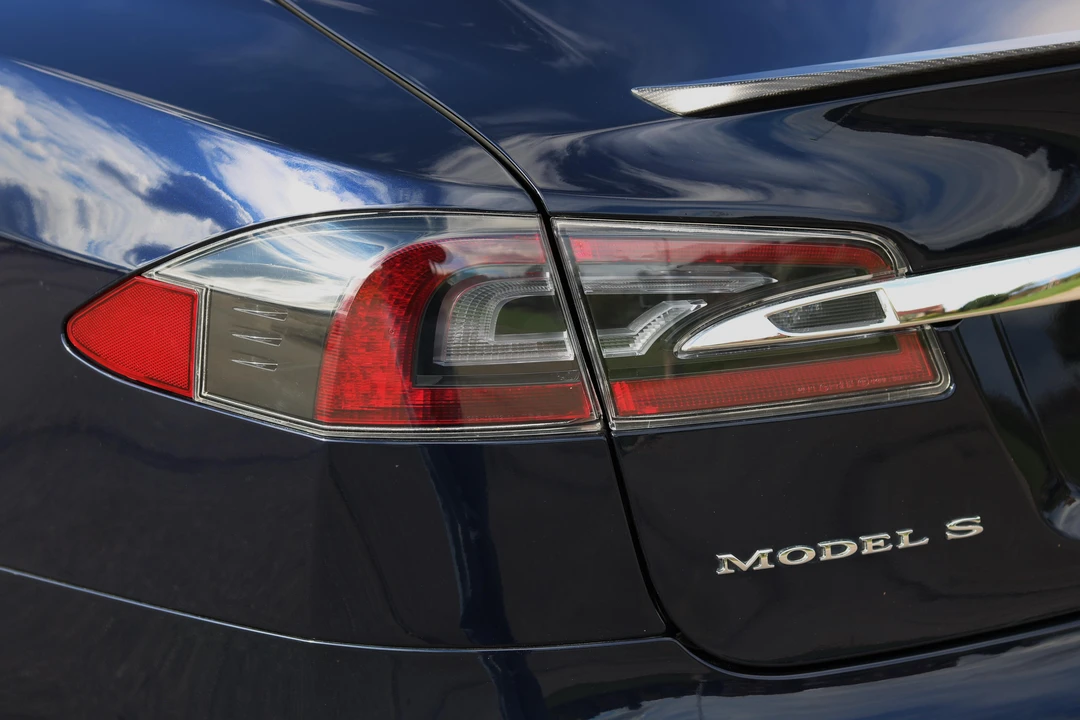2015 Tesla Model S - Image 21 of 31