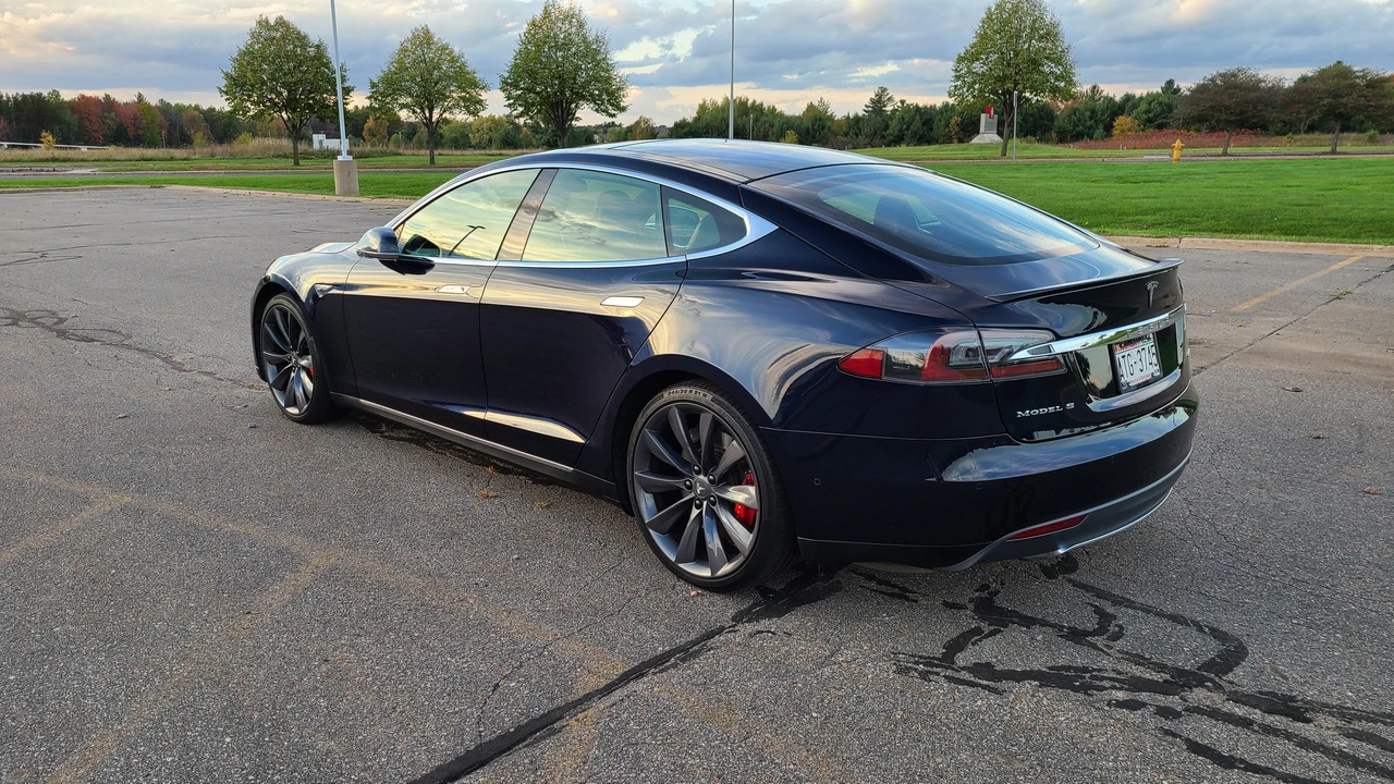2015 Tesla Model S - Image 10 of 31
