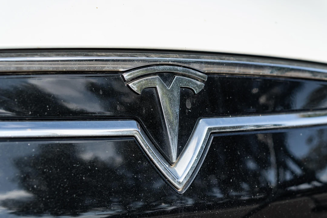2015 Tesla Model S - Image 13 of 31