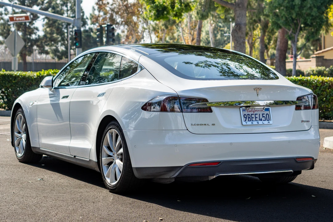 2015 Tesla Model S - Image 9 of 31