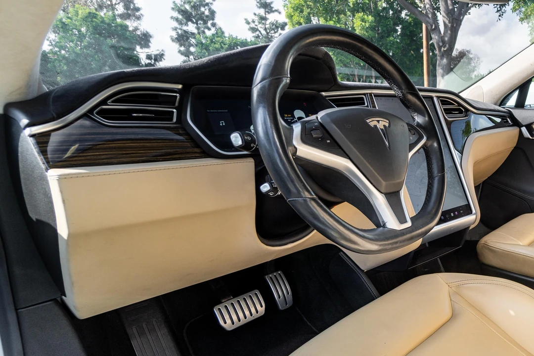 2015 Tesla Model S - Image 31 of 31