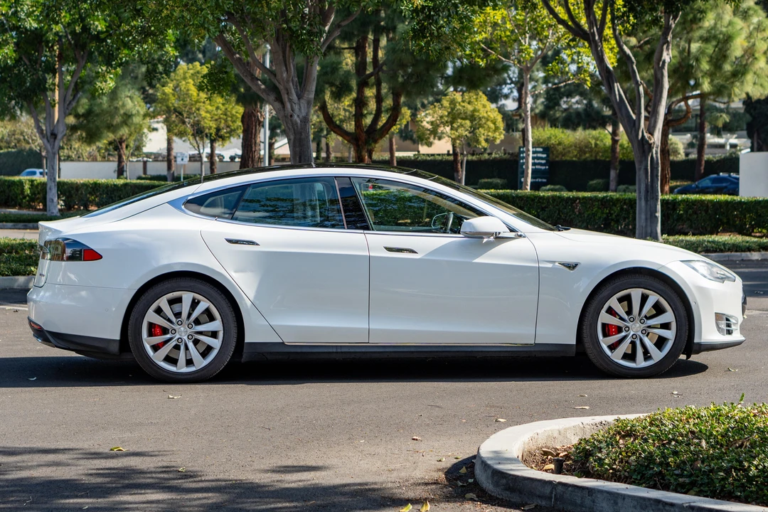 2015 Tesla Model S - Image 11 of 31
