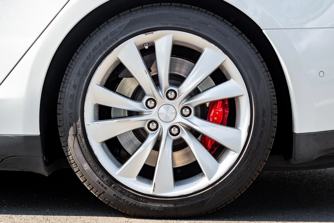 2015 Tesla Model S - Image 28 of 31
