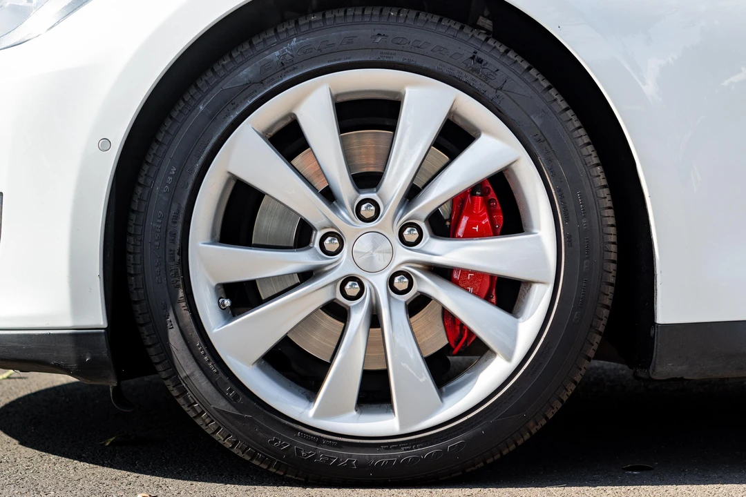 2015 Tesla Model S - Image 27 of 31