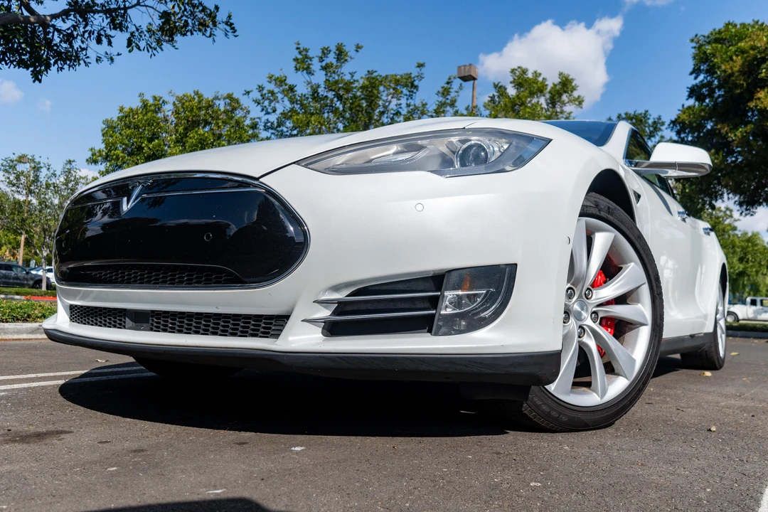 2015 Tesla Model S - Image 8 of 31