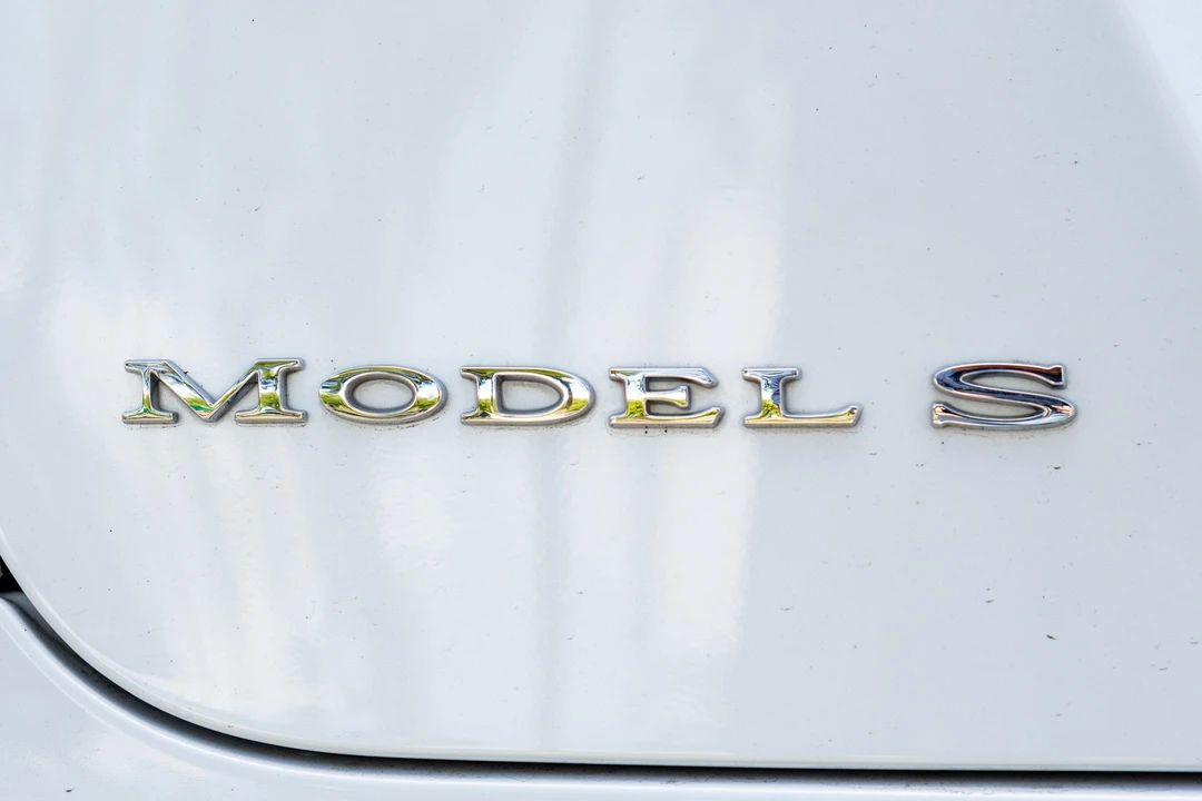 2015 Tesla Model S - Image 18 of 31