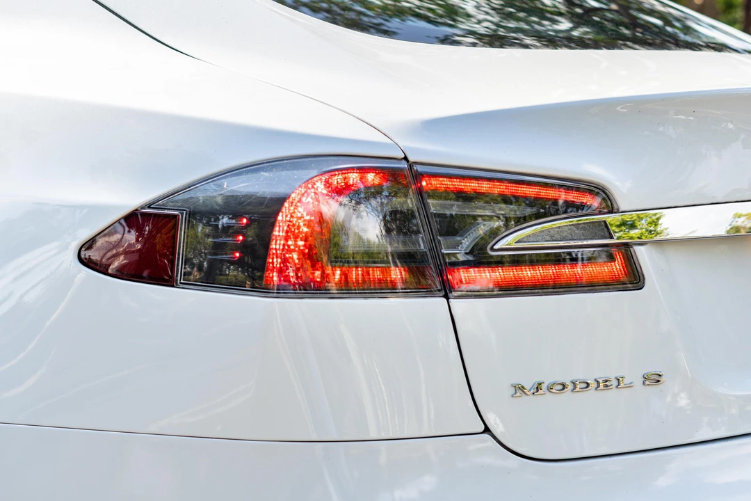 2015 Tesla Model S - Image 16 of 31